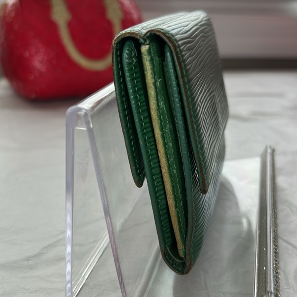 Louis Vuitton green Epi compact wallet - Picture 9 of 9